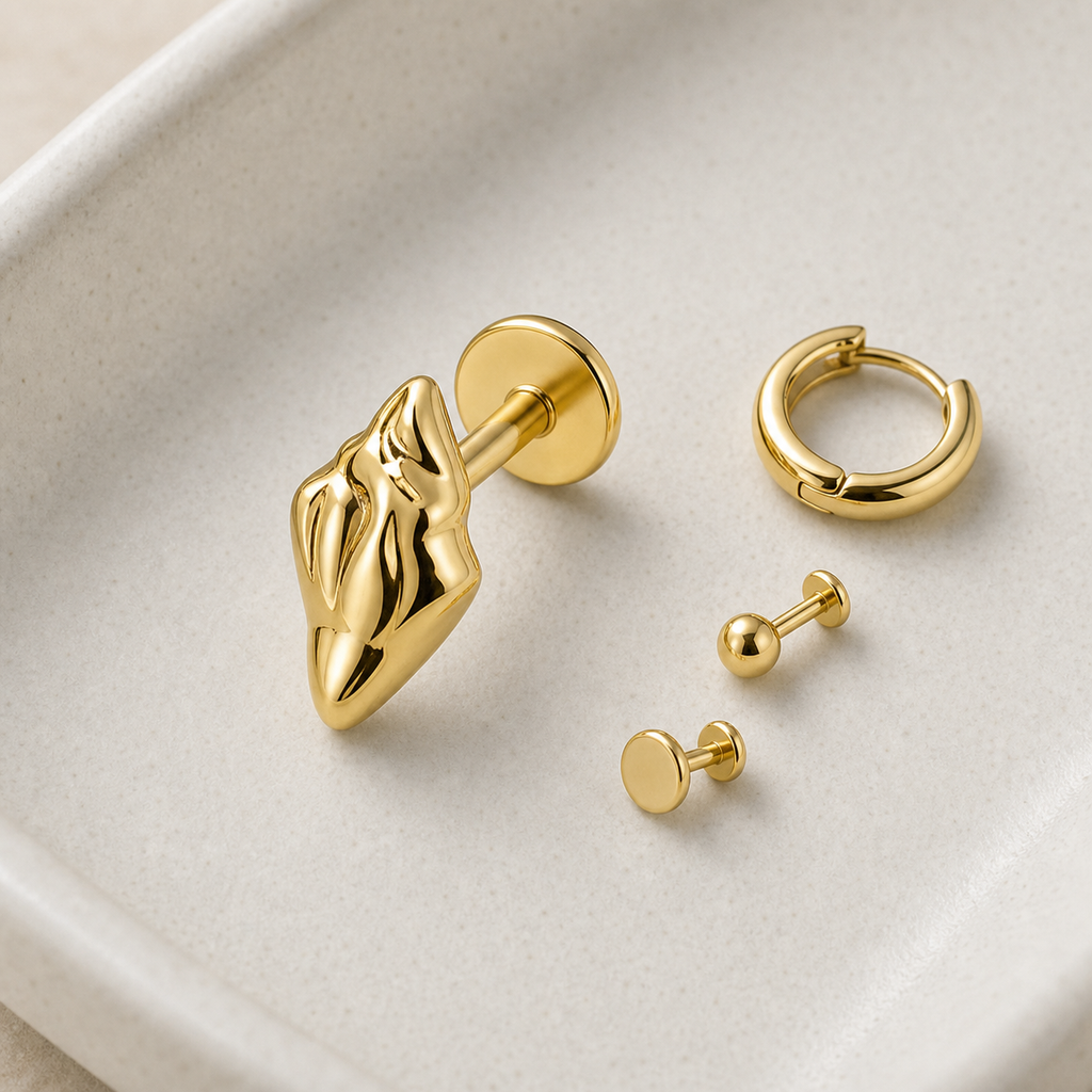 [TOPOSH-LEGACY-LAYOUT-REPAIR-20260717-LEGACY07:TP-FB-IN-GD-18G6-T4-PLN-164:06] Claw Titanium Flat Back – Gold | 06_accessory_flatlay