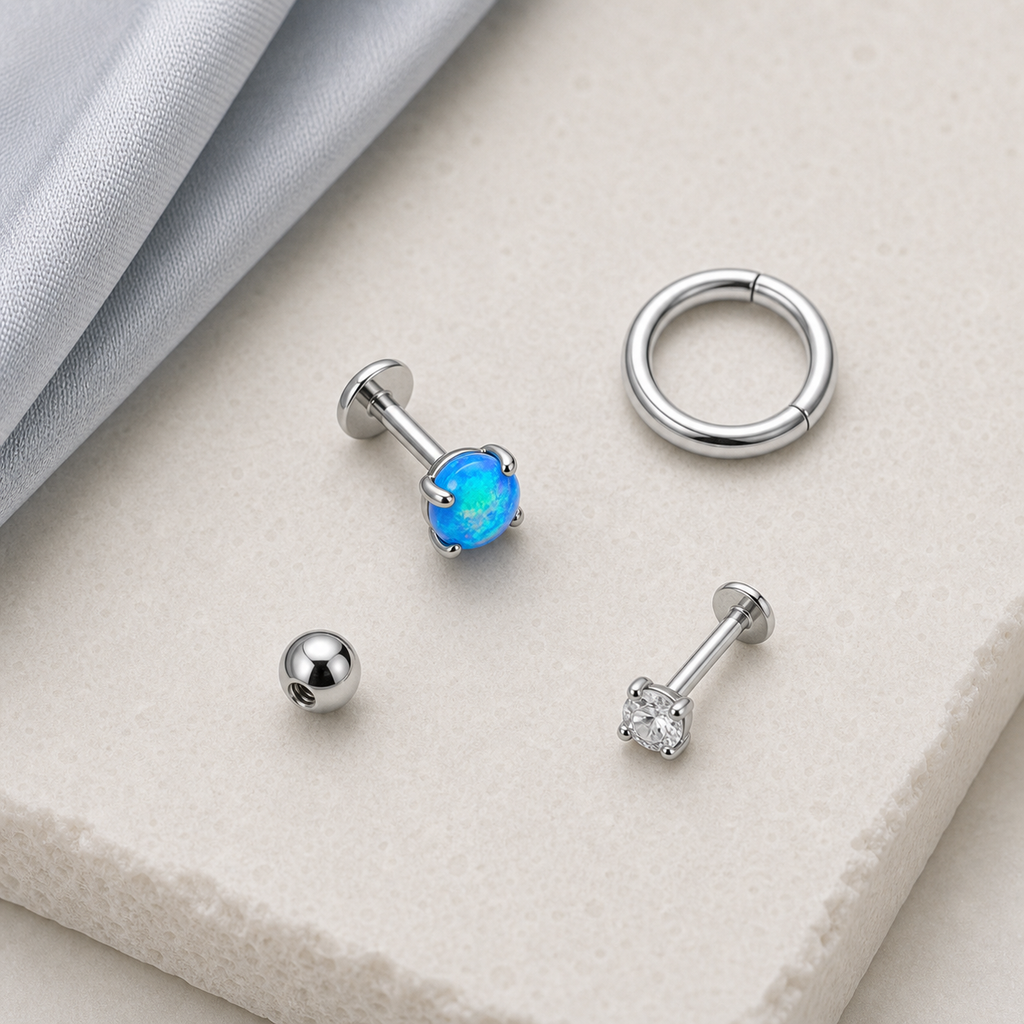 [TOPOSH-LEGACY-LAYOUT-REPAIR-20260717-LEGACY04:TP-FB-IN-SIL-16G6-T4-LBL-001:06] Light Blue Titanium Flat Back – Silver | 06_accessory_flatlay
