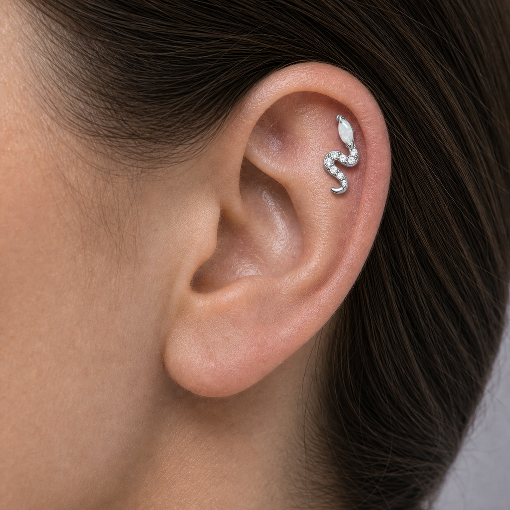 [TOPOSH-LEGACY-LAYOUT-REPAIR-20260717-LEGACY06:TP-FB-IN-SIL-16G6-T4-OP17-045:02] White Opal Titanium Flat Back – Silver | 02_model_white