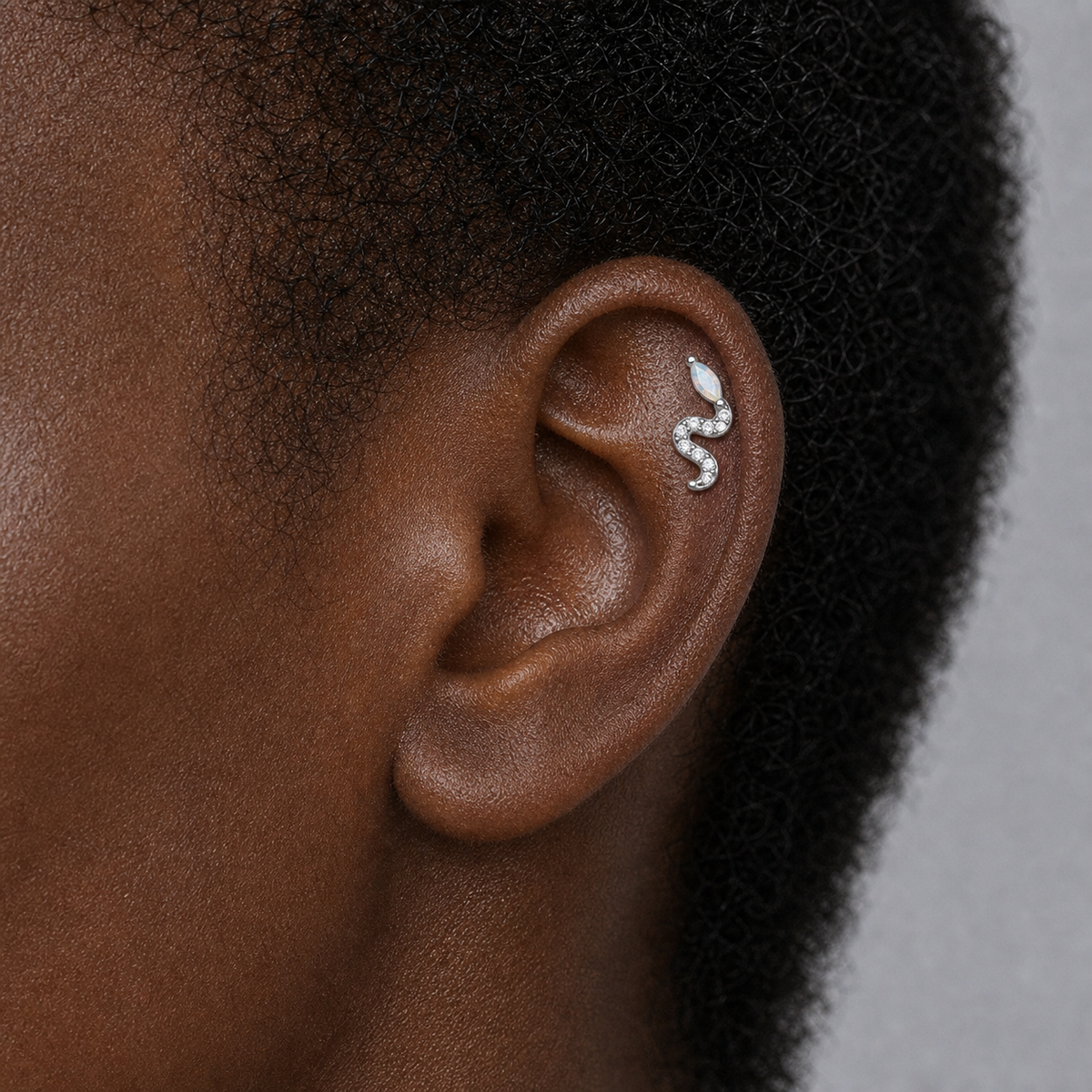 [TOPOSH-LEGACY-LAYOUT-REPAIR-20260717-LEGACY06:TP-FB-IN-SIL-16G6-T4-OP17-045:03] White Opal Titanium Flat Back – Silver | 03_model_black