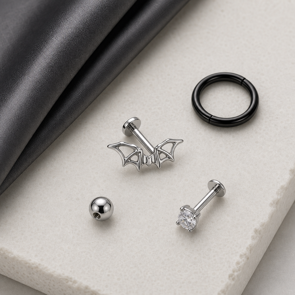 [TOPOSH-LEGACY-LAYOUT-REPAIR-20260717-LEGACY06:TP-FB-IN-SIL-16G6-T4-PLN-008:06] Bat Wing Titanium Flat Back – Silver | 06_accessory_flatlay
