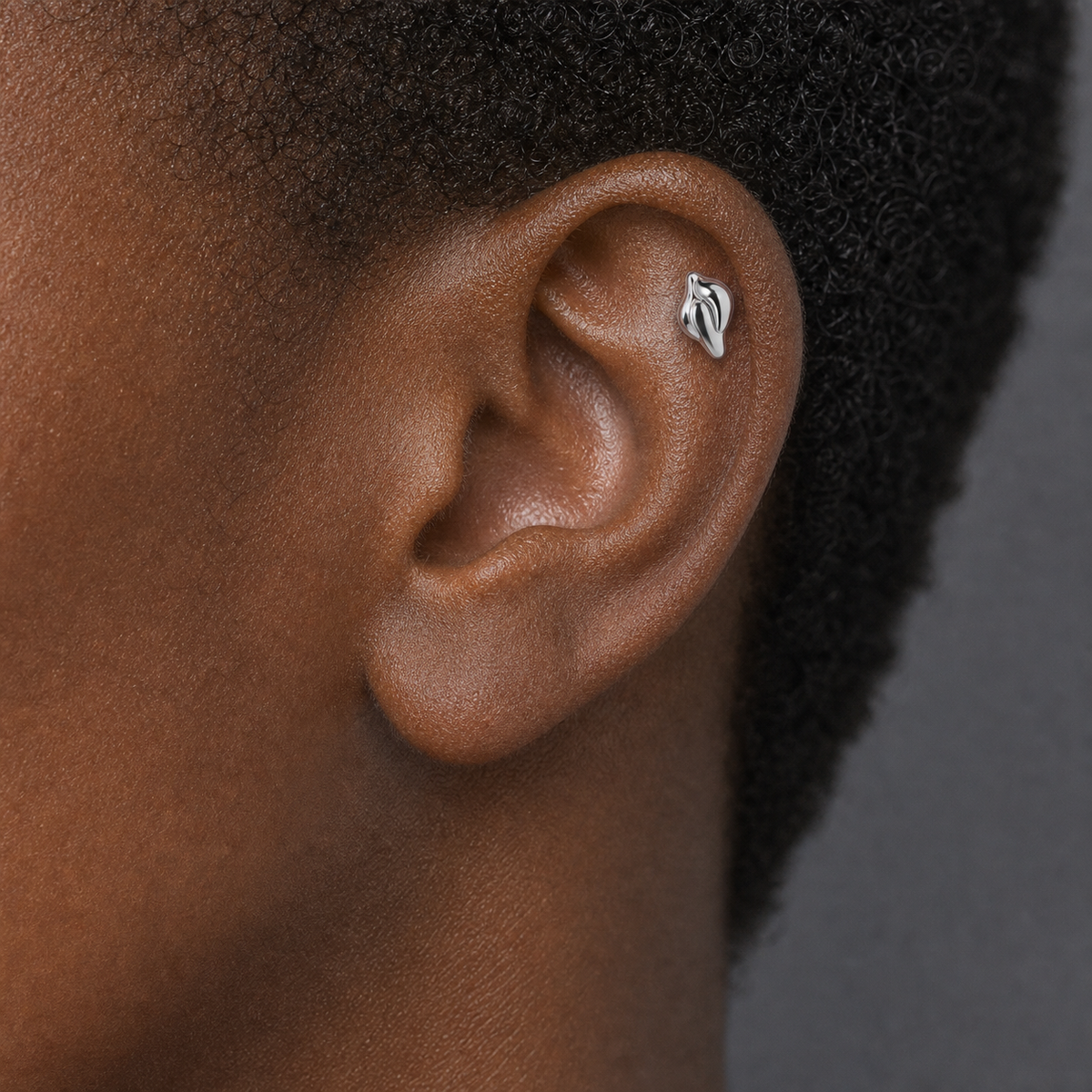 [TOPOSH-LEGACY-LAYOUT-REPAIR-20260717-LEGACY07:TP-FB-IN-SIL-18G6-T4-PLN-165:03] Claw Titanium Flat Back – Silver | 03_model_black