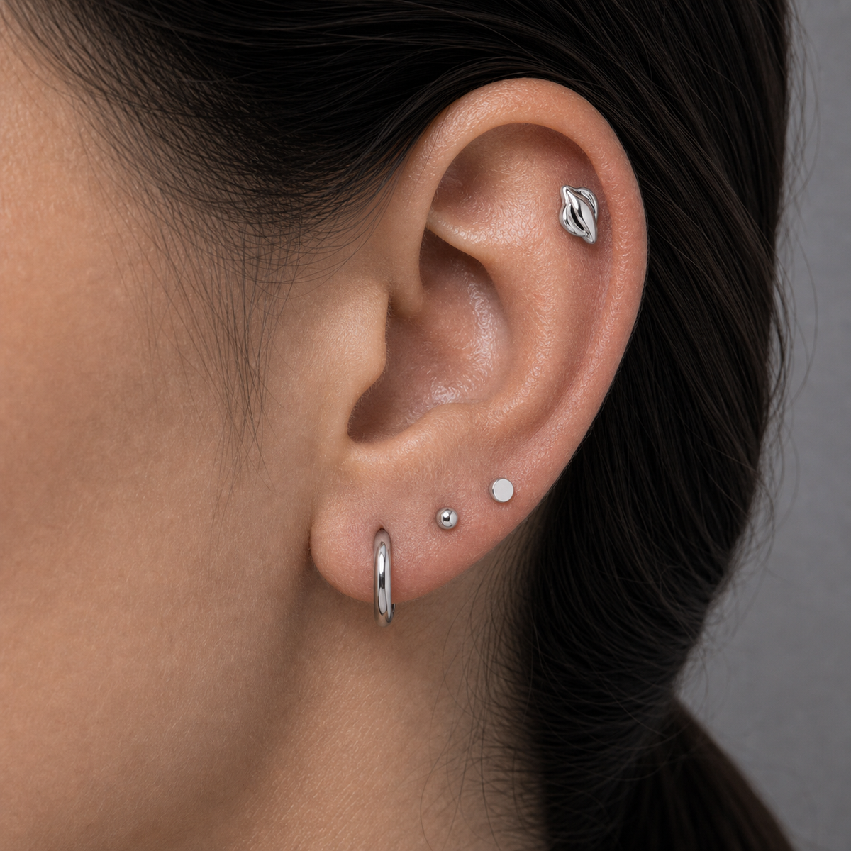 [TOPOSH-LEGACY-LAYOUT-REPAIR-20260717-LEGACY07:TP-FB-IN-SIL-18G6-T4-PLN-165:04] Claw Titanium Flat Back – Silver | 04_model_asian