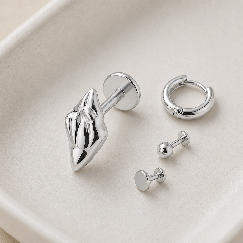 [TOPOSH-LEGACY-LAYOUT-REPAIR-20260717-LEGACY07:TP-FB-IN-SIL-18G6-T4-PLN-165:06] Claw Titanium Flat Back – Silver | 06_accessory_flatlay