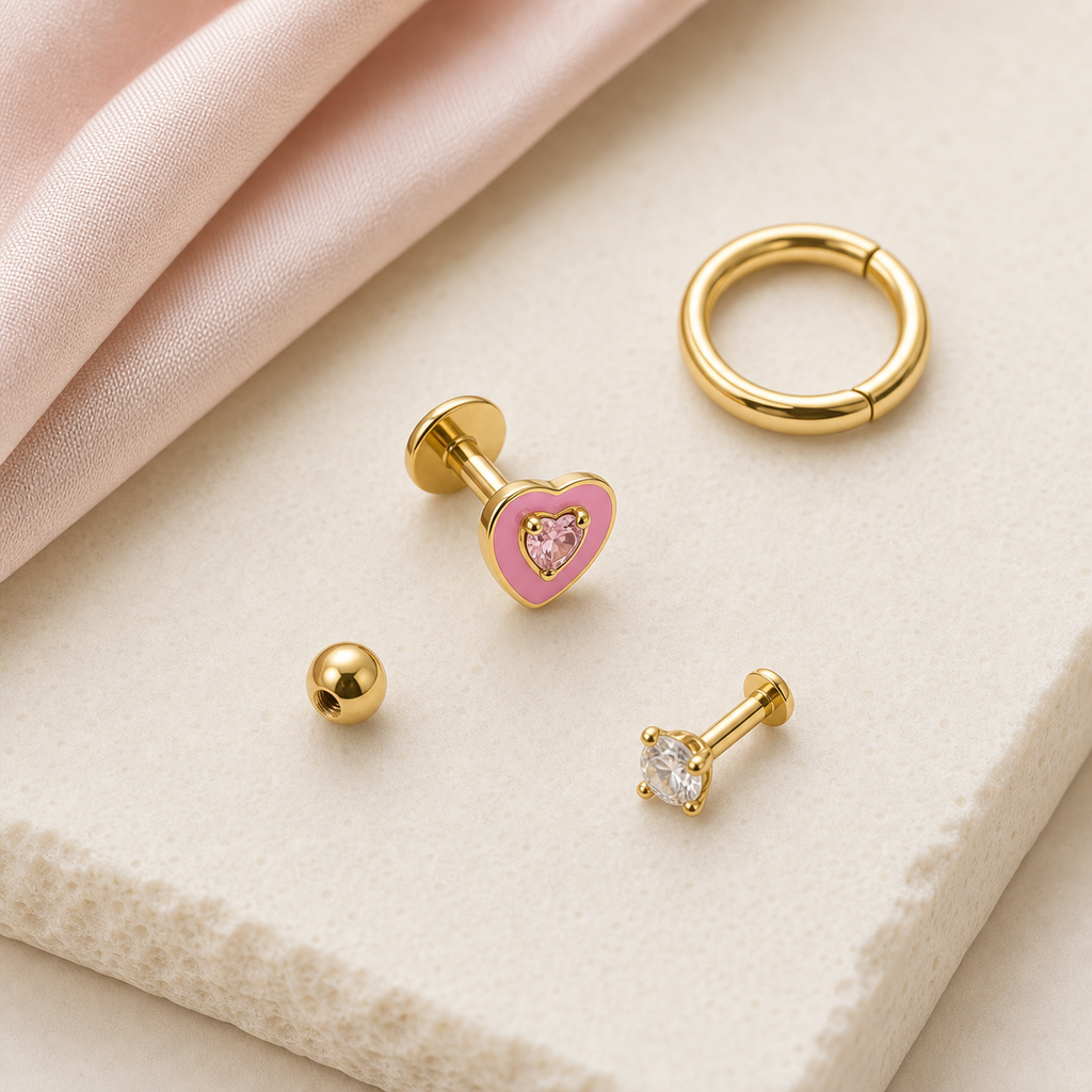 [TOPOSH-LEGACY-LAYOUT-REPAIR-20260717-LEGACY08:TP-FB-TH-GD-16G6-T4-PKCZ-142:06] Heart Pink CZ Titanium Flat Back – Gold | 06_accessory_flatlay