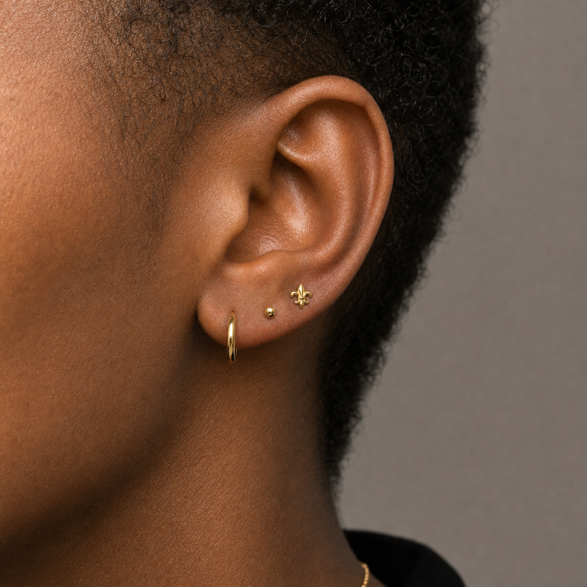 [TOPOSH-LEGACY-LAYOUT-REPAIR-20260717-LEGACY07:TP-FB-TH-GD-16G6-T4-PLN-193:03] Fleur-de-Lis Titanium Flat Back – Gold | 03_model_black