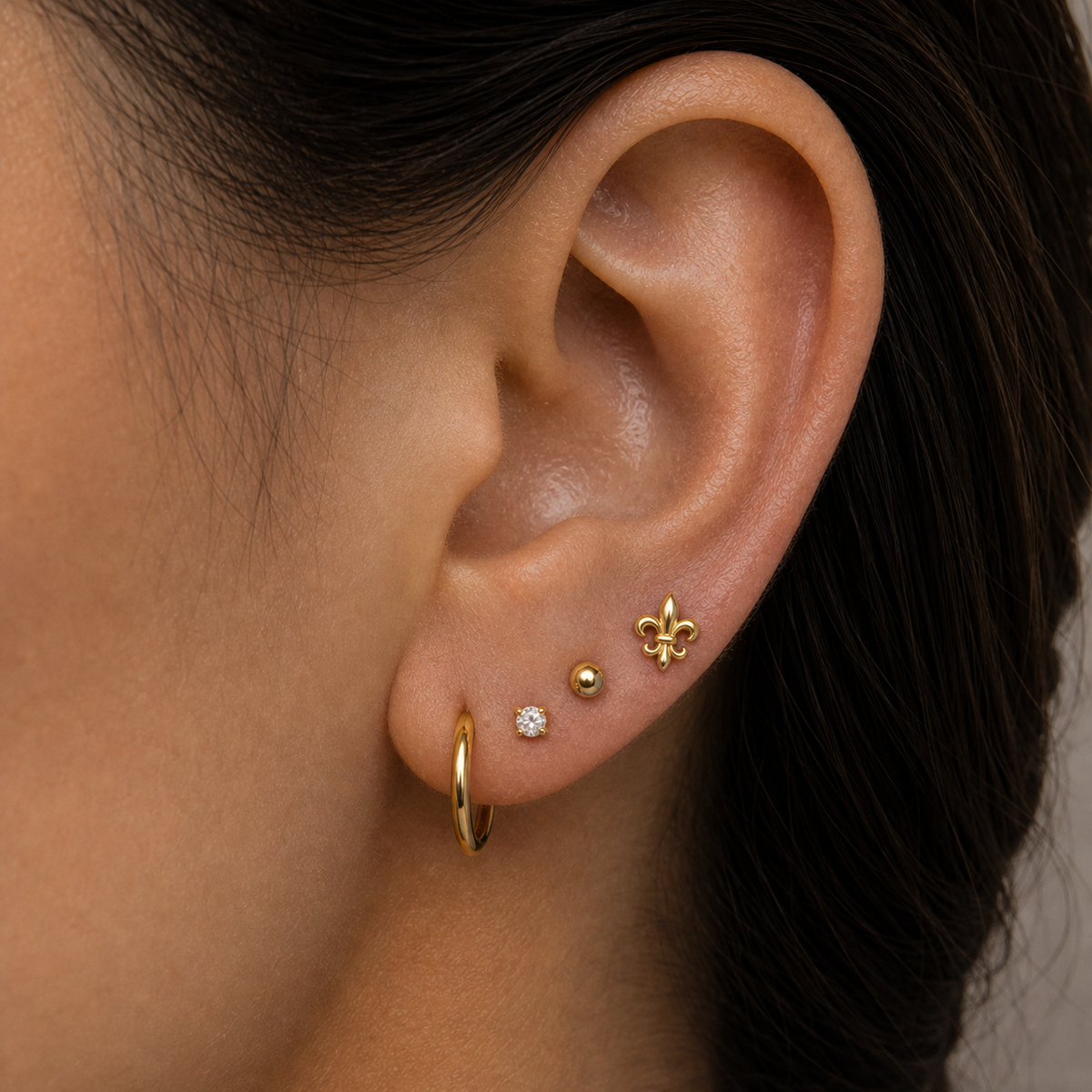 [TOPOSH-LEGACY-LAYOUT-REPAIR-20260717-LEGACY07:TP-FB-TH-GD-16G6-T4-PLN-193:04] Fleur-de-Lis Titanium Flat Back – Gold | 04_model_asian