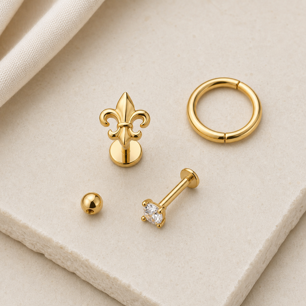 [TOPOSH-LEGACY-LAYOUT-REPAIR-20260717-LEGACY07:TP-FB-TH-GD-16G6-T4-PLN-193:06] Fleur-de-Lis Titanium Flat Back – Gold | 06_accessory_flatlay
