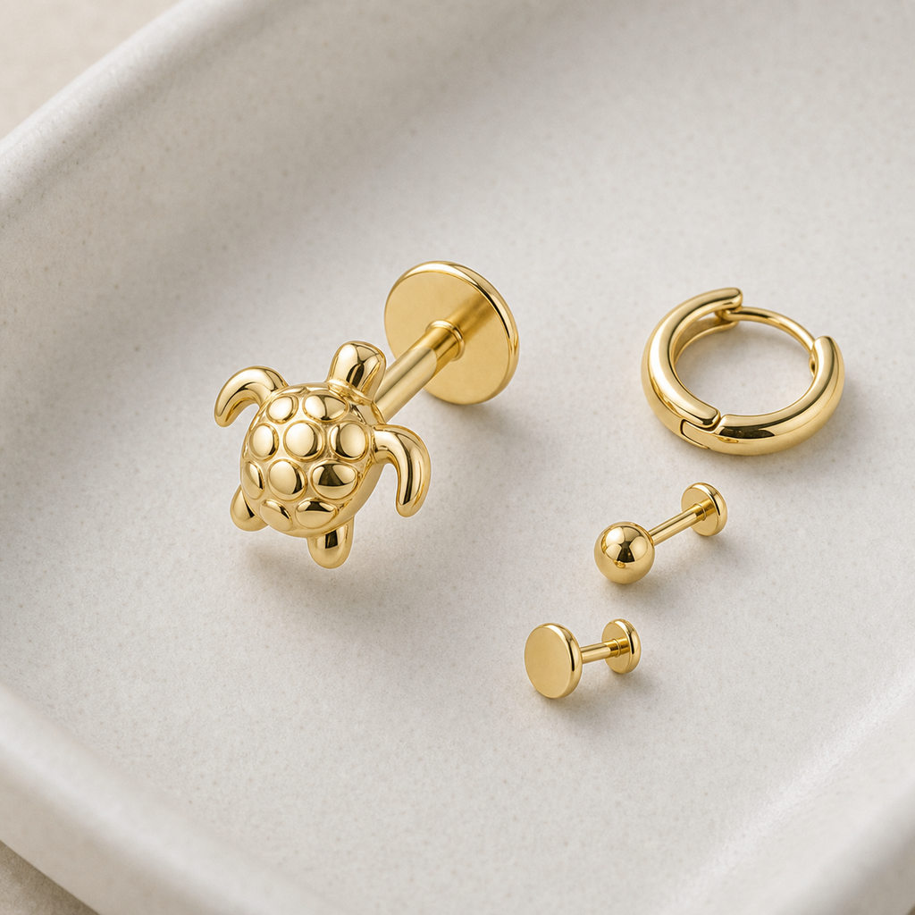 [TOPOSH-LEGACY-LAYOUT-REPAIR-20260717-LEGACY10:TP-FB-TH-GD-18G6-T4-PLN-178:06] Turtle Titanium Flat Back – Gold | 06_accessory_flatlay