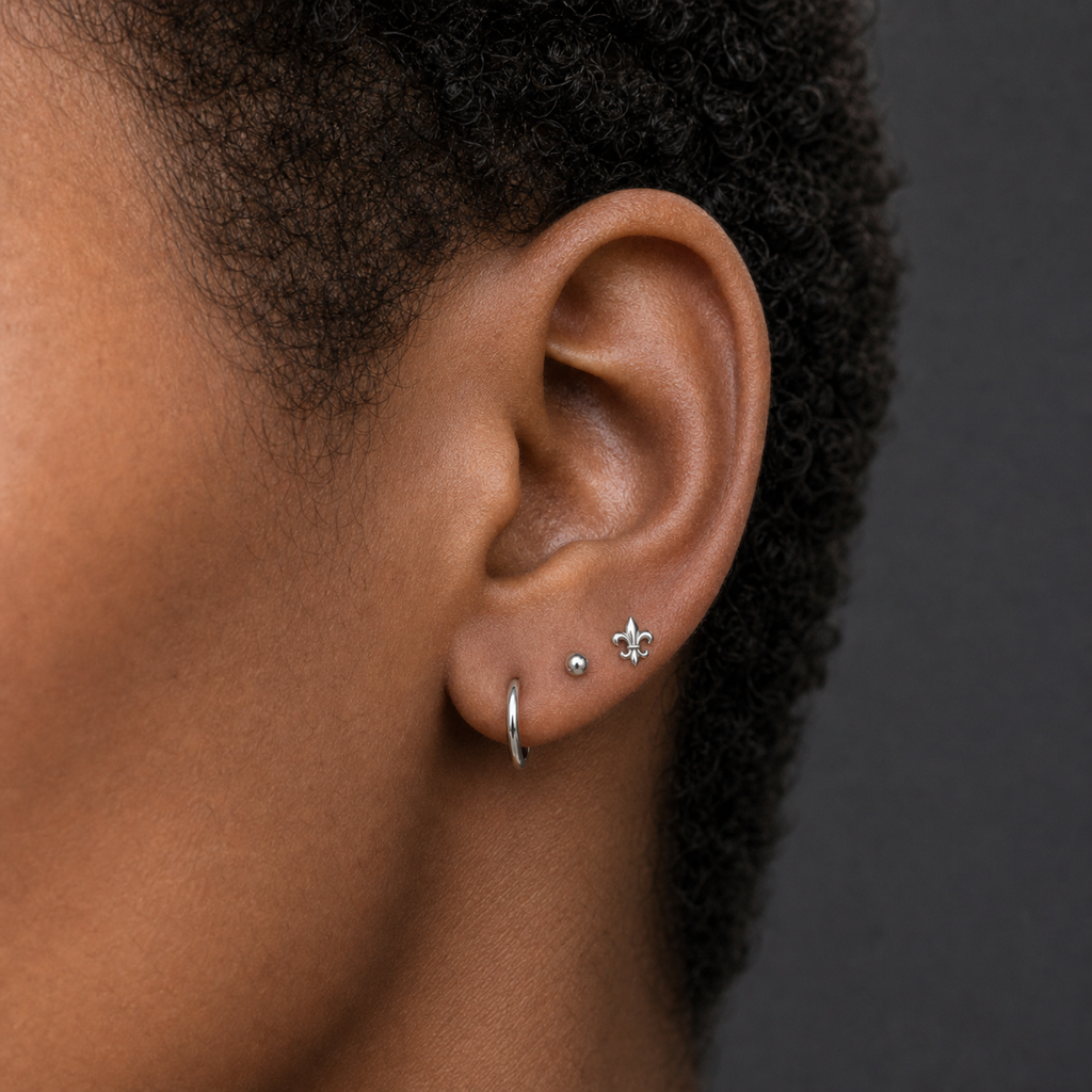 [TOPOSH-LEGACY-LAYOUT-REPAIR-20260717-LEGACY07:TP-FB-TH-SIL-16G6-PLN-192:03] Fleur-de-Lis Titanium Flat Back – Silver | 03_model_black