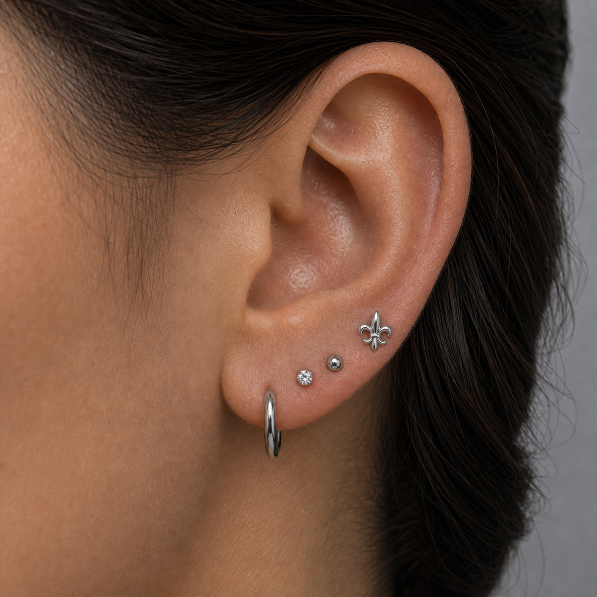 [TOPOSH-LEGACY-LAYOUT-REPAIR-20260717-LEGACY07:TP-FB-TH-SIL-16G6-PLN-192:04] Fleur-de-Lis Titanium Flat Back – Silver | 04_model_asian