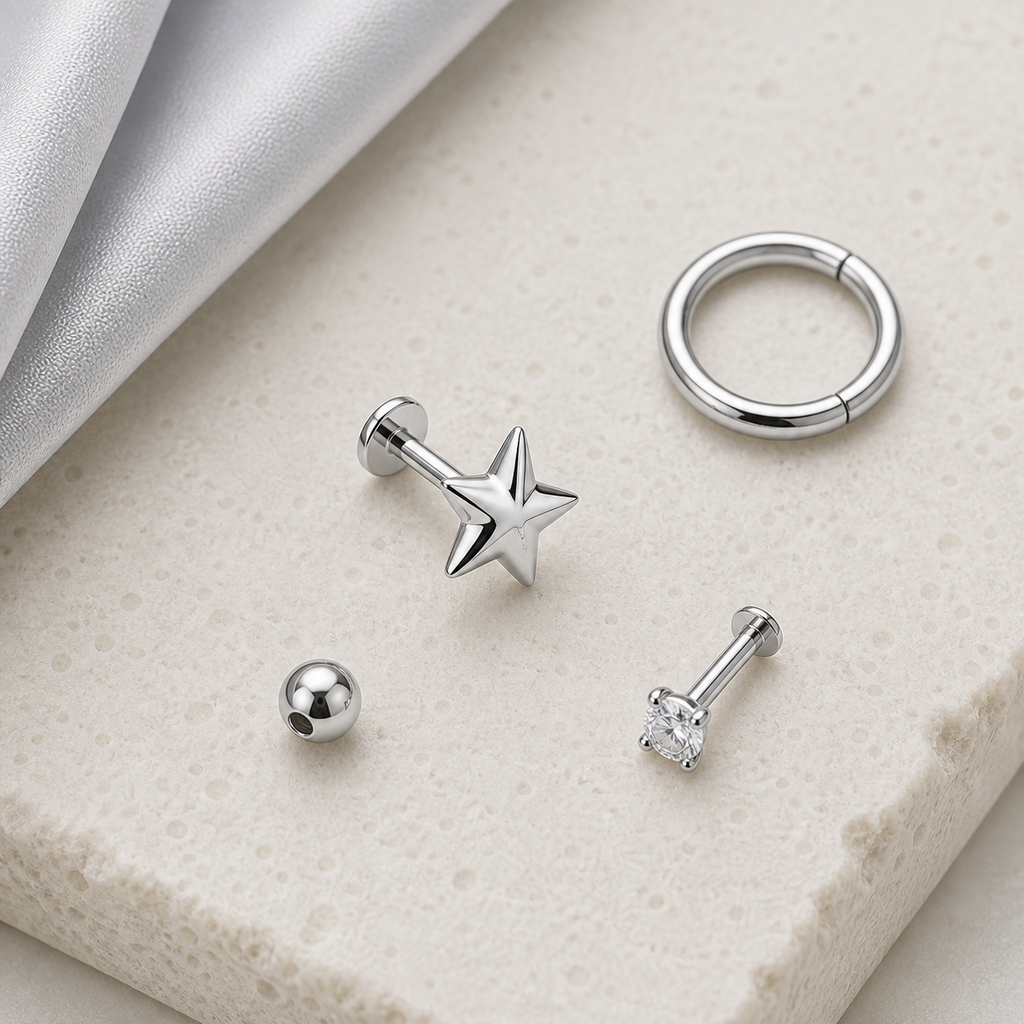 [TOPOSH-LEGACY-LAYOUT-REPAIR-20260717-LEGACY09:TP-FB-TH-SIL-16G6-T4-PLN-316:06] Star Titanium Flat Back – Silver | 06_accessory_flatlay
