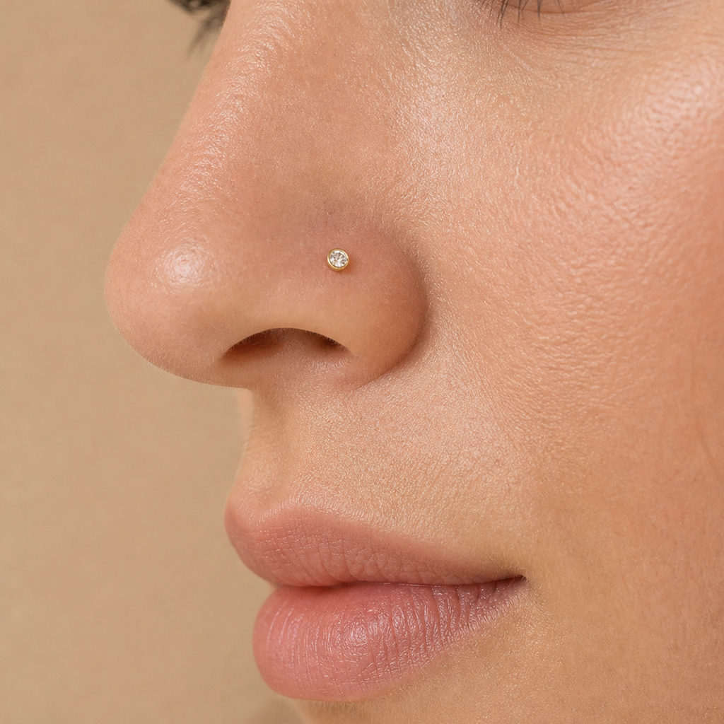[TOPOSH-ROLE-ORDER-CLEANUP-20260717-BATCH18:TP-NS-L-GD-20G7-T2-CLCZ-827:02] Clear CZ Titanium L-Bend Nose Stud – Gold, 7+2mm | 02_model_white