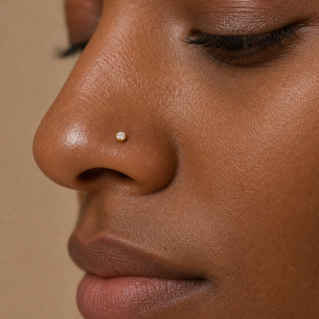 [TOPOSH-ROLE-ORDER-CLEANUP-20260717-BATCH18:TP-NS-L-GD-20G7-T2-CLCZ-827:03] Clear CZ Titanium L-Bend Nose Stud – Gold, 7+2mm | 03_model_black