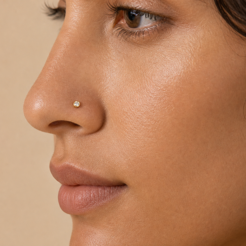 [TOPOSH-ROLE-ORDER-CLEANUP-20260717-BATCH18:TP-NS-L-GD-20G7-T2-CLCZ-827:04] Clear CZ Titanium L-Bend Nose Stud – Gold, 7+2mm | 04_model_asian