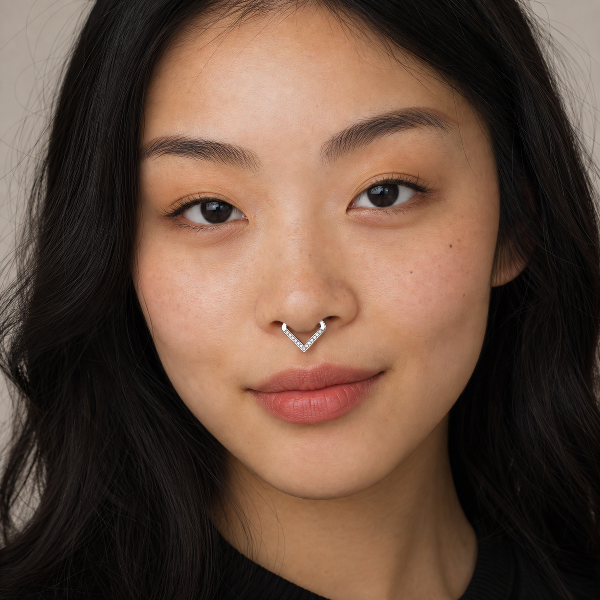 [TOPOSH-ROLE-ORDER-CLEANUP-20260717-BATCH19:TP-SEP-SIL-16G10-CLCZ-007:04] Clear CZ Titanium Septum Ring – Silver | 04_model_asian