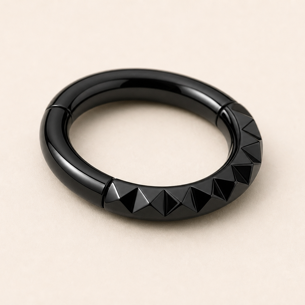 [TOPOSH-ROLE-ORDER-CLEANUP-20260717-BATCH22:TP-SR-BK-16G8-PLN-908:05] Faceted Titanium Segment Ring – Black | 05_product_angles