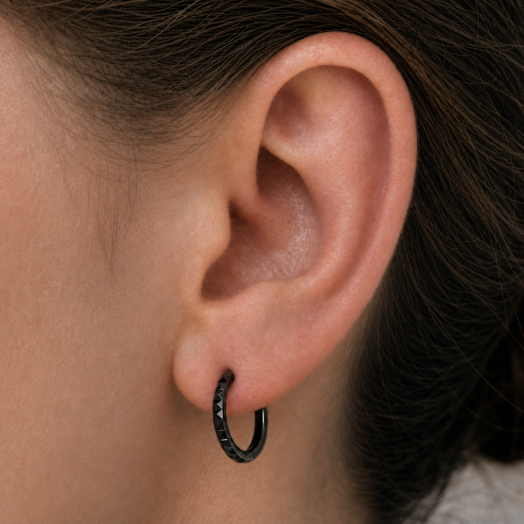 [TOPOSH-ROLE-ORDER-CLEANUP-20260717-BATCH22:TP-SR-BK-16G8-PLN-908:02] Faceted Titanium Segment Ring – Black | 02_model_white