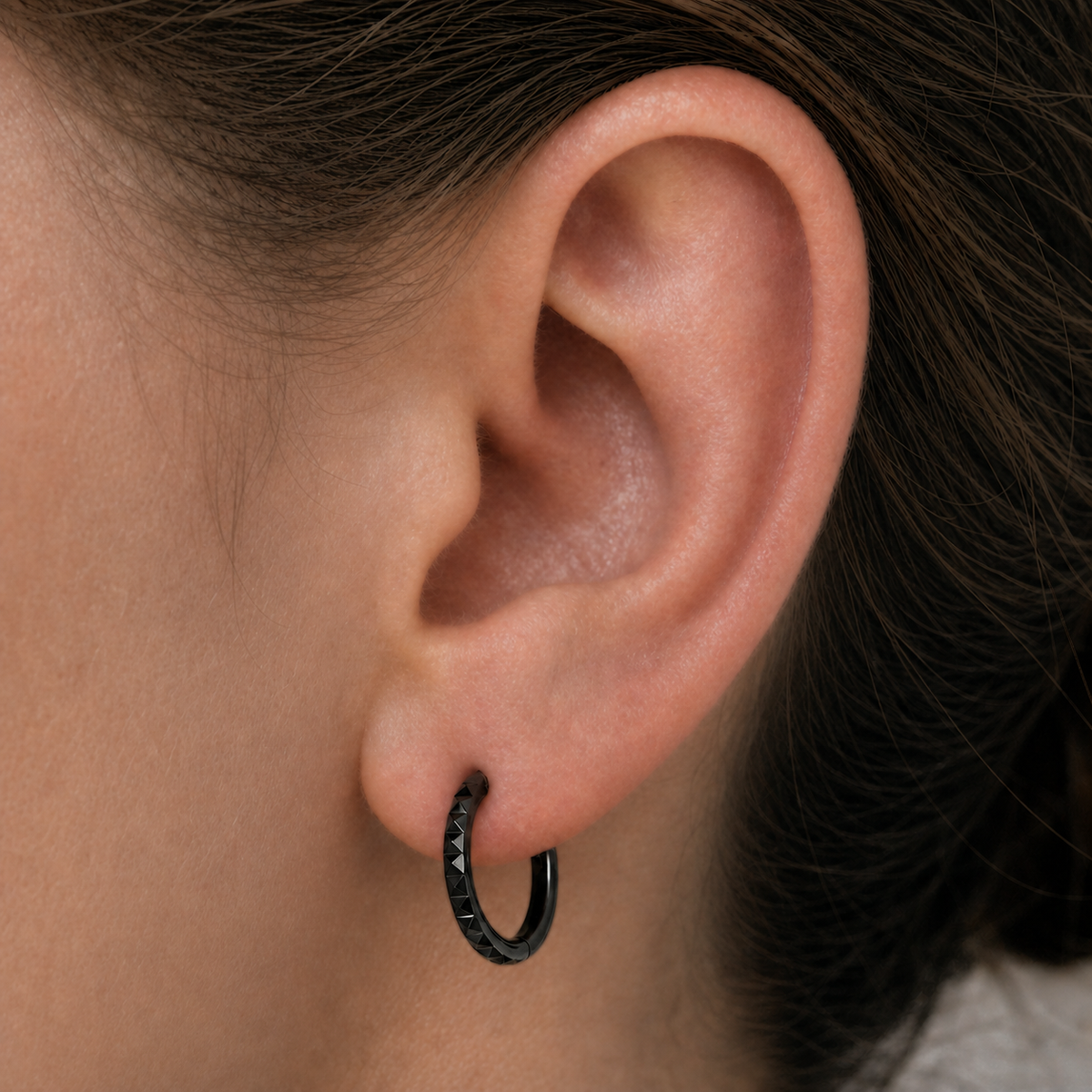 [TOPOSH-ROLE-ORDER-CLEANUP-20260717-BATCH22:TP-SR-BK-16G8-PLN-908:02] Faceted Titanium Segment Ring – Black | 02_model_white