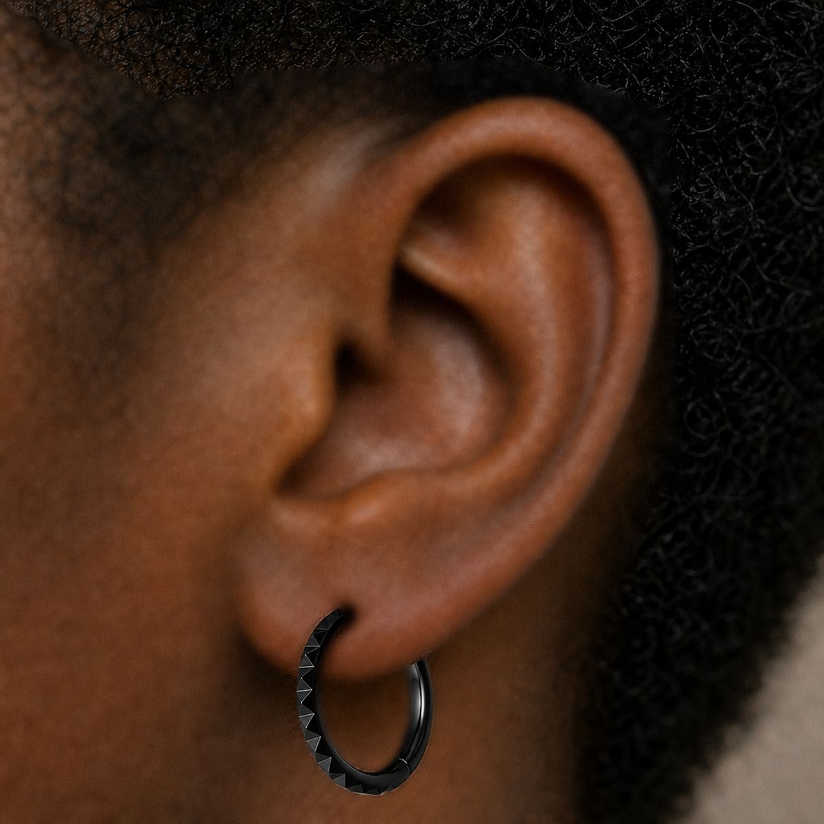 [TOPOSH-ROLE-ORDER-CLEANUP-20260717-BATCH22:TP-SR-BK-16G8-PLN-908:03] Faceted Titanium Segment Ring – Black | 03_model_black