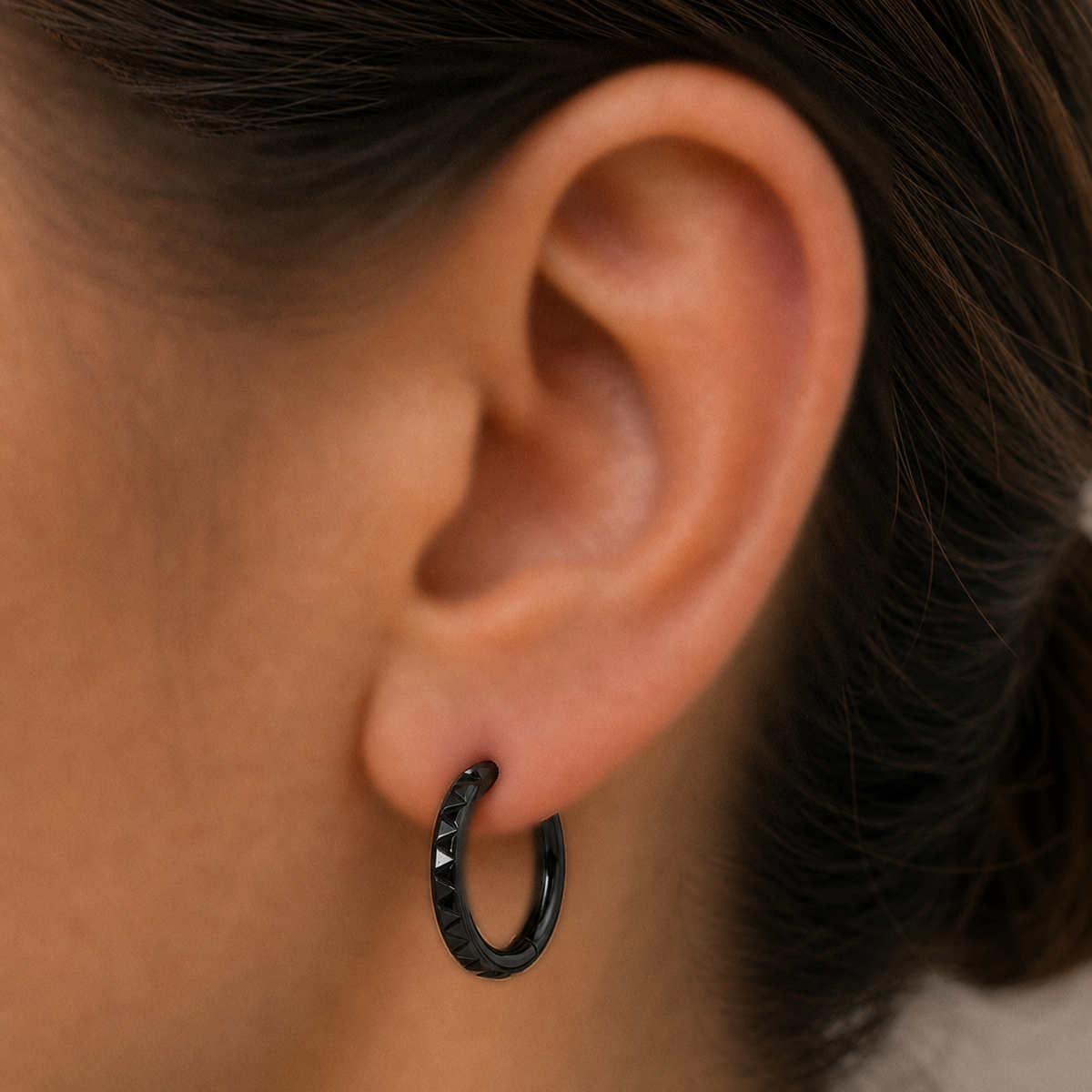 [TOPOSH-ROLE-ORDER-CLEANUP-20260717-BATCH22:TP-SR-BK-16G8-PLN-908:04] Faceted Titanium Segment Ring – Black | 04_model_asian