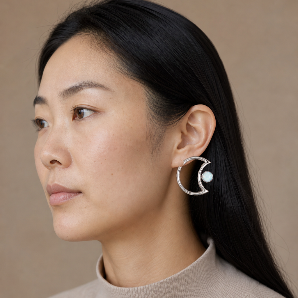[TOPOSH-ROLE-ORDER-CLEANUP-20260717-BATCH22:TP-SR-CB-SIL-16G10-SW234-004:04] Moon White Opal Titanium Segment Ring – Silver, 10mm | 04_model_asian