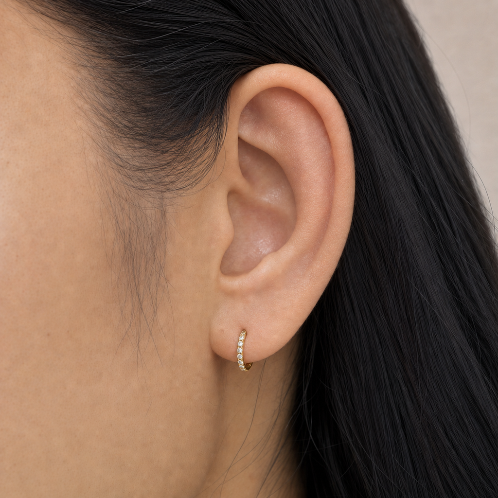 [TOPOSH-ROLE-ORDER-CLEANUP-20260717-BATCH23:TP-SR-GD-16G6-CLCZ-976:04] Pavé Clear CZ Titanium Segment Ring – Gold, 6mm | 04_model_asian