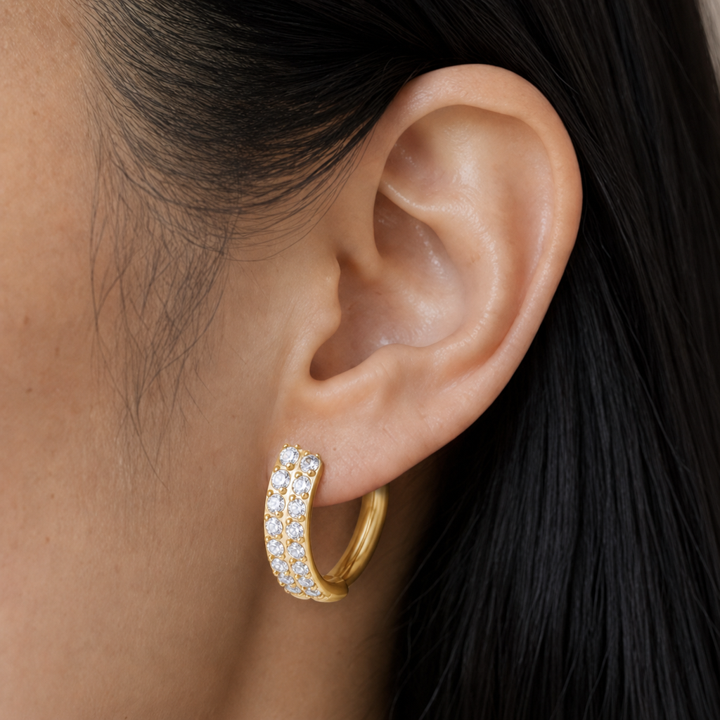 [TOPOSH-ROLE-ORDER-CLEANUP-20260717-BATCH23:TP-SR-GD-16G8-CLCZ-231:04] Pavé Clear CZ Titanium Segment Ring – Gold, 8mm | 04_model_asian