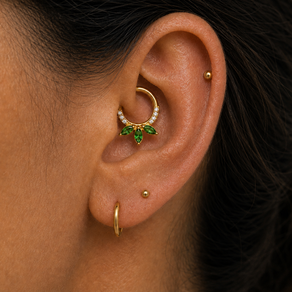 [TOPOSH-ROLE-ORDER-CLEANUP-20260717-BATCH20:TP-SR-GD-16G8-SW205-1153:04] Emerald Crystal Titanium Segment Ring – Gold | 04_model_asian