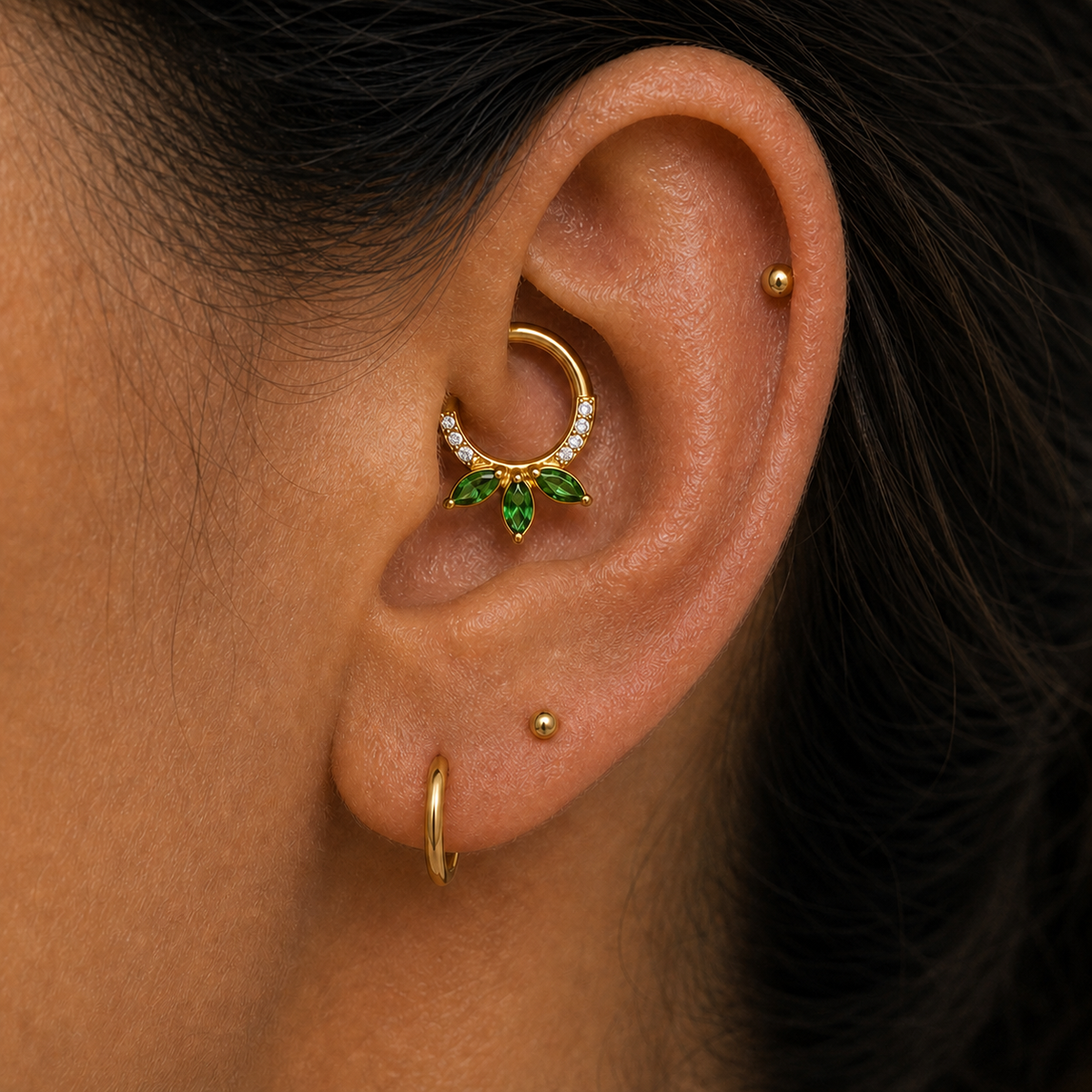 [TOPOSH-ROLE-ORDER-CLEANUP-20260717-BATCH20:TP-SR-GD-16G8-SW205-1153:04] Emerald Crystal Titanium Segment Ring – Gold | 04_model_asian
