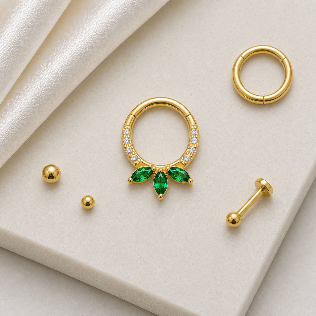 [TOPOSH-ROLE-ORDER-CLEANUP-20260717-BATCH20:TP-SR-GD-16G8-SW205-1153:06] Emerald Crystal Titanium Segment Ring – Gold | 06_accessory_flatlay