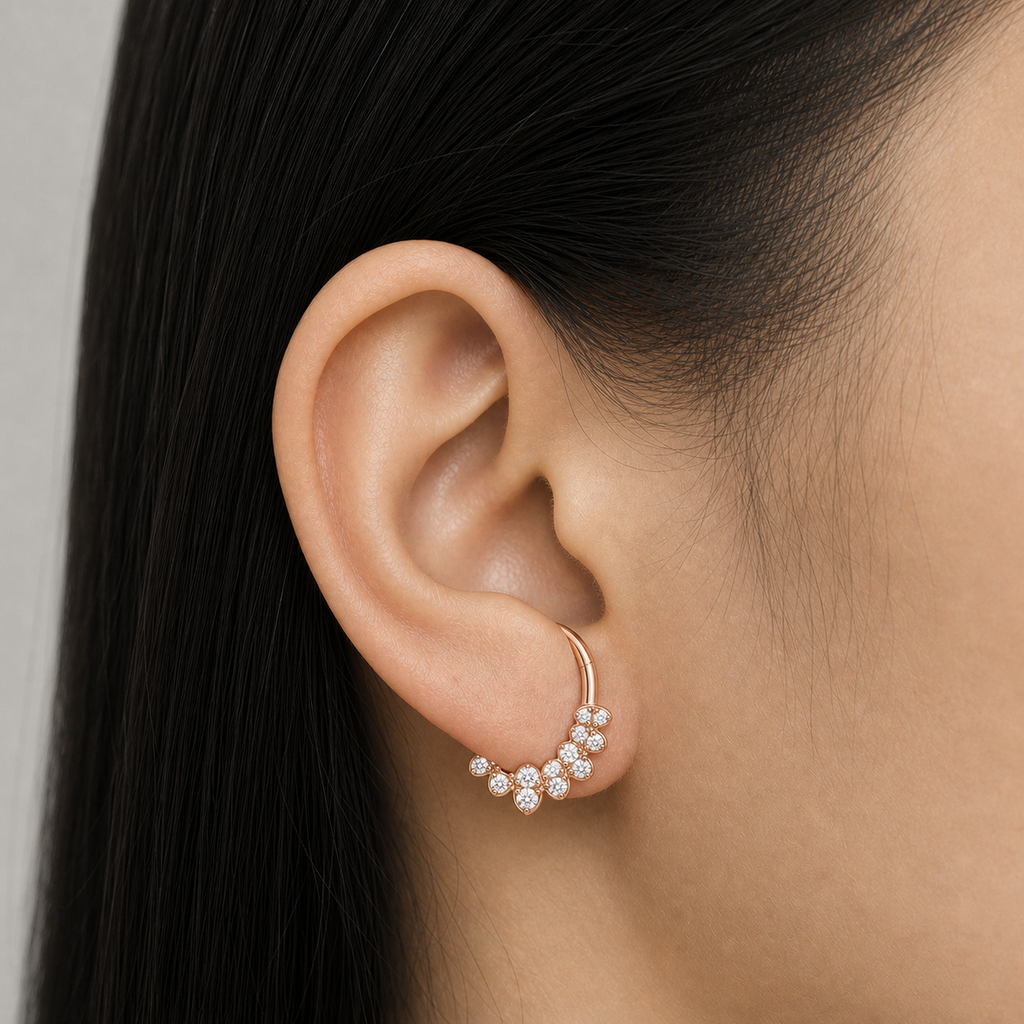 [TOPOSH-ROLE-ORDER-CLEANUP-20260717-BATCH21:TP-SR-RG-16G8-CLCZ-RG1105:04] Cluster Clear CZ Titanium Segment Ring – Rose Gold | 04_model_asian