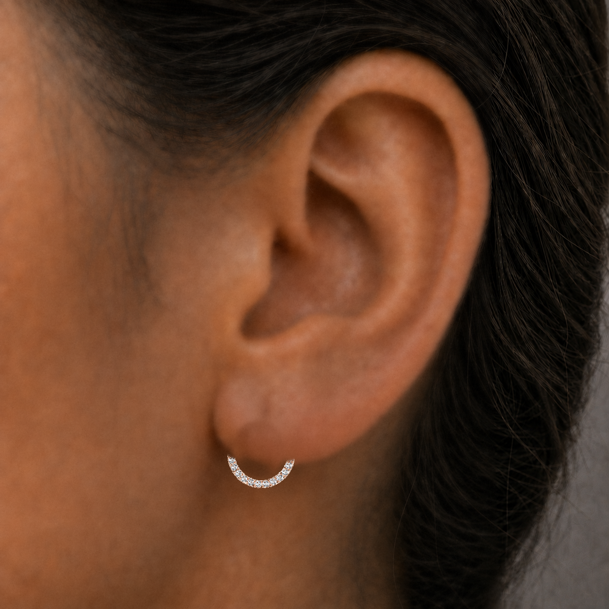 [TOPOSH-ROLE-ORDER-CLEANUP-20260717-BATCH21:TP-SR-RG-20G6X1.2-CLCZ-561:04] Clear CZ Titanium Segment Ring – Rose Gold | 04_model_asian
