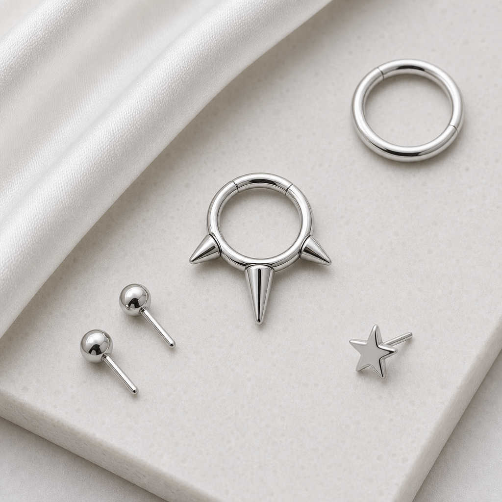 [TOPOSH-ROLE-ORDER-CLEANUP-20260717-BATCH25:TP-SR-SIL-14G8-PLN-028:06] Triple Spike Titanium Segment Ring – Silver | 06_accessory_flatlay