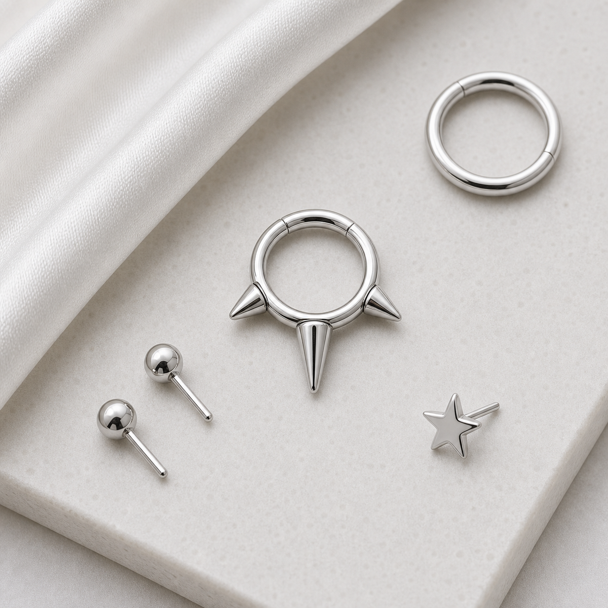 [TOPOSH-ROLE-ORDER-CLEANUP-20260717-BATCH25:TP-SR-SIL-14G8-PLN-028:06] Triple Spike Titanium Segment Ring – Silver | 06_accessory_flatlay