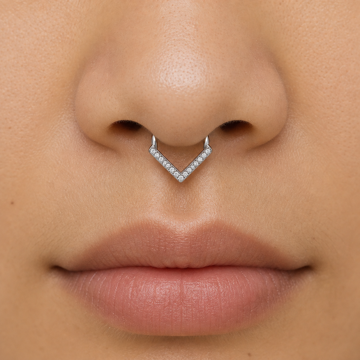 [TOPOSH-ROLE-ORDER-CLEANUP-20260717-BATCH25:TP-SR-SIL-16G10-CLCZ-003:04] V-Set Clear CZ Titanium Segment Ring – Silver | 04_model_asian