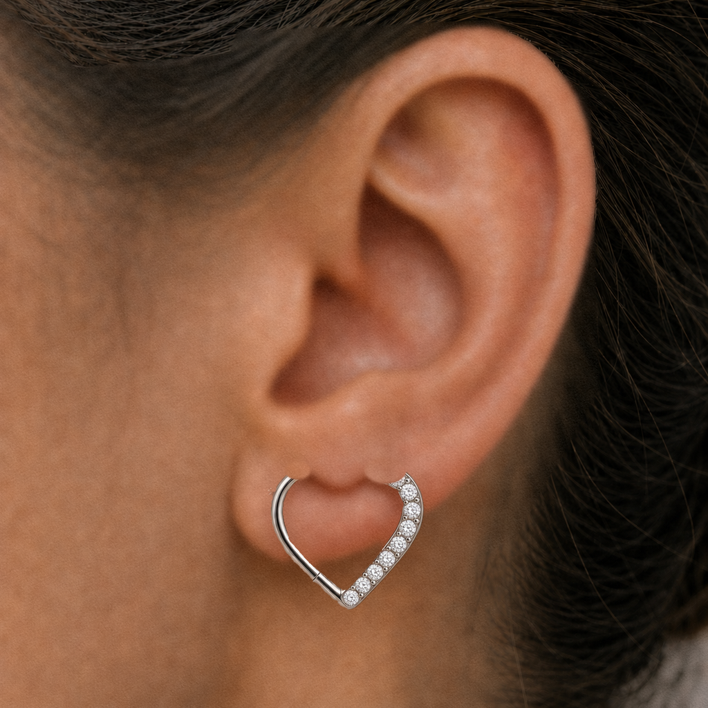 [TOPOSH-ROLE-ORDER-CLEANUP-20260717-BATCH22:TP-SR-SIL-16G10-CLCZ-005:02] Heart Clear CZ Titanium Segment Ring – Silver | 02_model_white