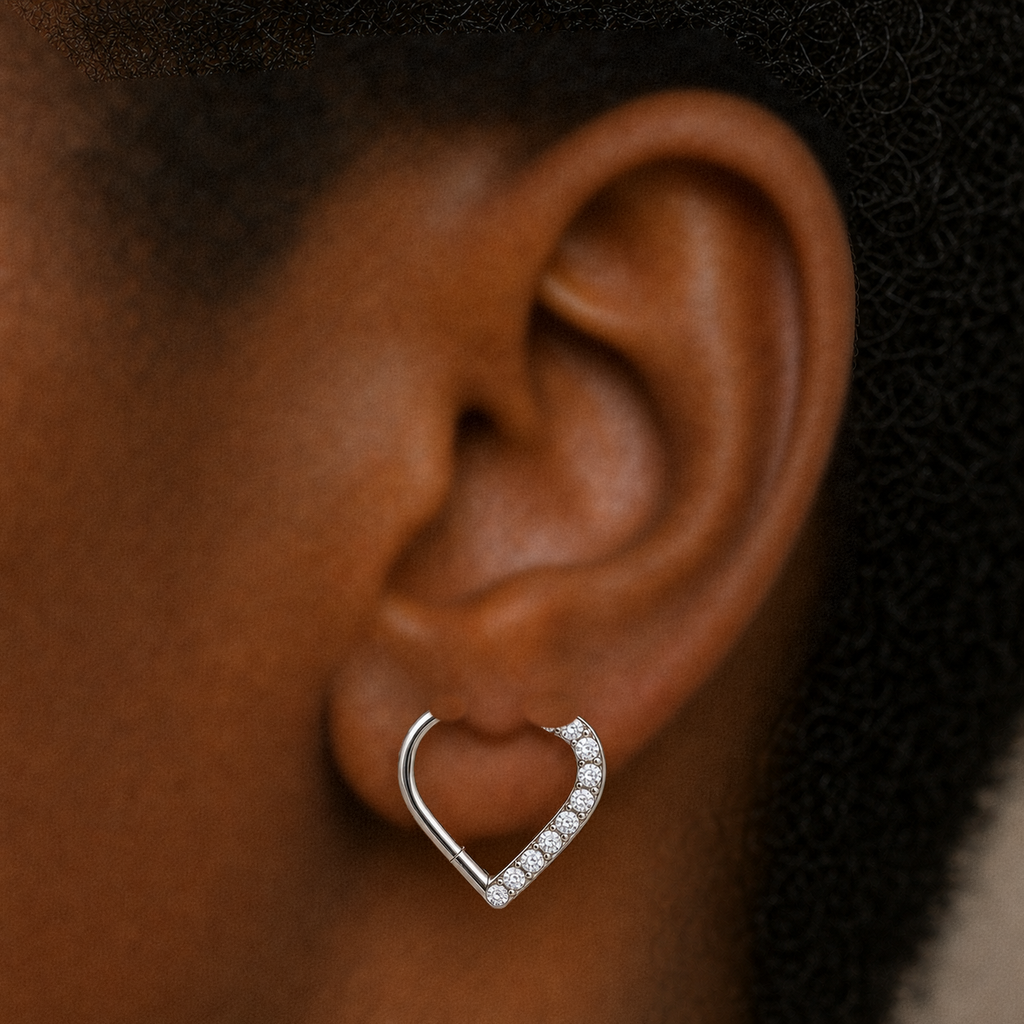 [TOPOSH-ROLE-ORDER-CLEANUP-20260717-BATCH22:TP-SR-SIL-16G10-CLCZ-005:03] Heart Clear CZ Titanium Segment Ring – Silver | 03_model_black