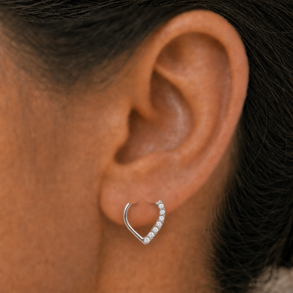[TOPOSH-ROLE-ORDER-CLEANUP-20260717-BATCH22:TP-SR-SIL-16G10-CLCZ-005:04] Heart Clear CZ Titanium Segment Ring – Silver | 04_model_asian