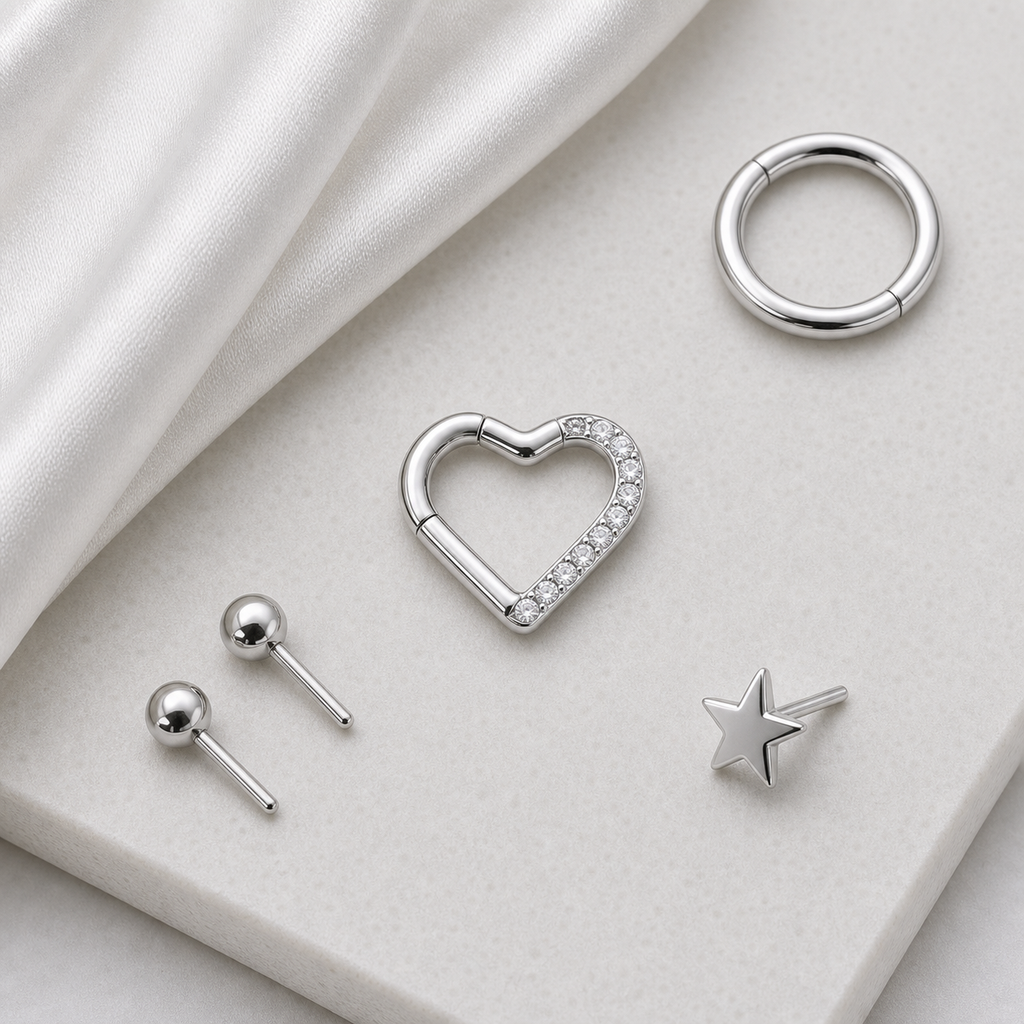 [TOPOSH-ROLE-ORDER-CLEANUP-20260717-BATCH22:TP-SR-SIL-16G10-CLCZ-005:06] Heart Clear CZ Titanium Segment Ring – Silver | 06_accessory_flatlay