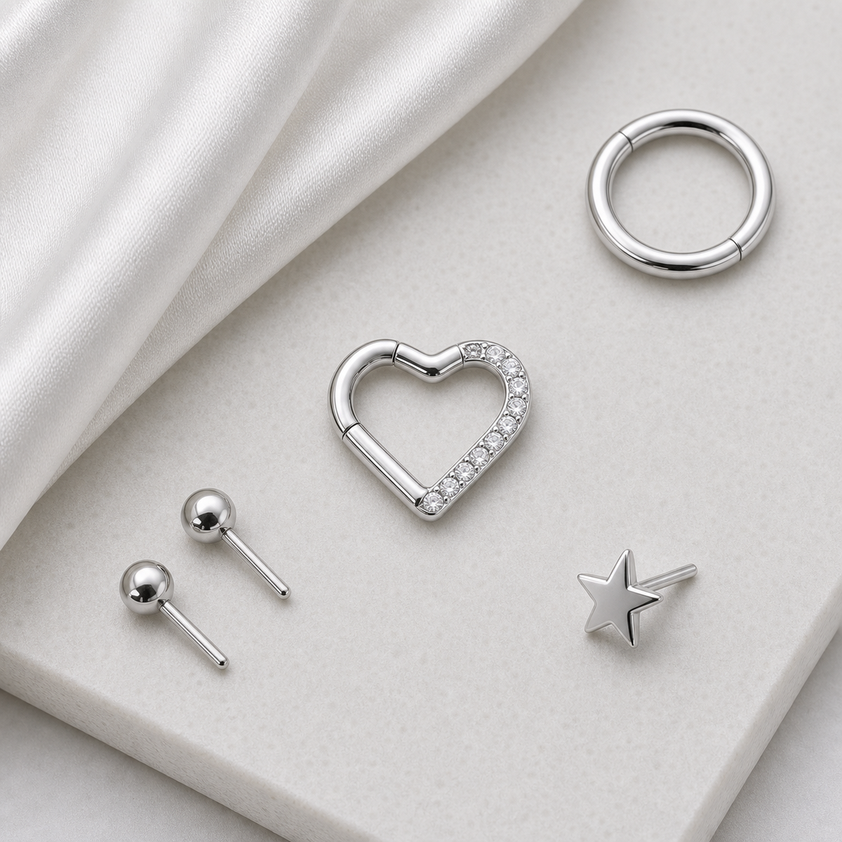 [TOPOSH-ROLE-ORDER-CLEANUP-20260717-BATCH22:TP-SR-SIL-16G10-CLCZ-005:06] Heart Clear CZ Titanium Segment Ring – Silver | 06_accessory_flatlay