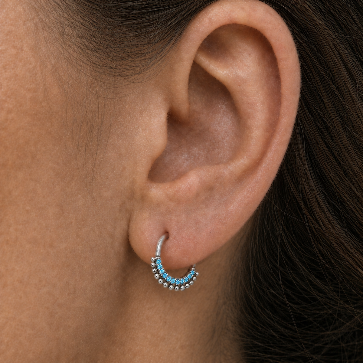 [TOPOSH-ROLE-ORDER-CLEANUP-20260717-BATCH21:TP-SR-SIL-16G8-AQCZ-013:02] Aqua CZ Titanium Segment Ring – Silver | 02_model_white