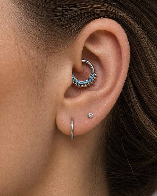 [TOPOSH-ROLE-ORDER-CLEANUP-20260717-BATCH21:TP-SR-SIL-16G8-AQCZ-013:02] Aqua CZ Titanium Segment Ring – Silver | 02_model_white