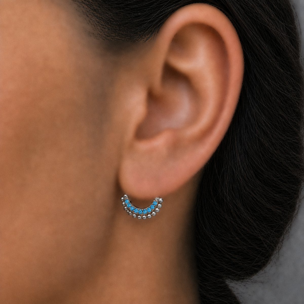 [TOPOSH-ROLE-ORDER-CLEANUP-20260717-BATCH21:TP-SR-SIL-16G8-AQCZ-013:04] Aqua CZ Titanium Segment Ring – Silver | 04_model_asian