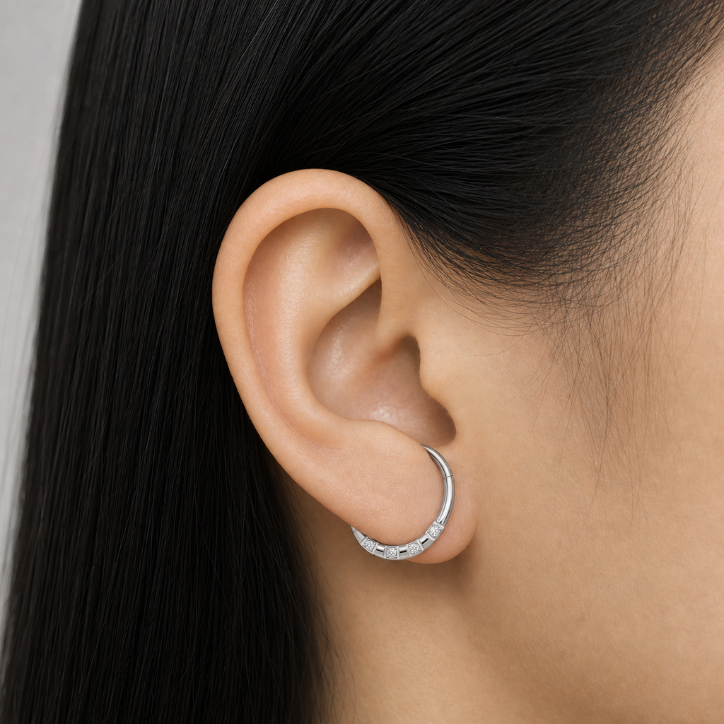 [TOPOSH-ROLE-ORDER-CLEANUP-20260717-BATCH20:TP-SR-WG-16G8-CLCZ-1121:04] Clear CZ Titanium Segment Ring – White Gold | 04_model_asian