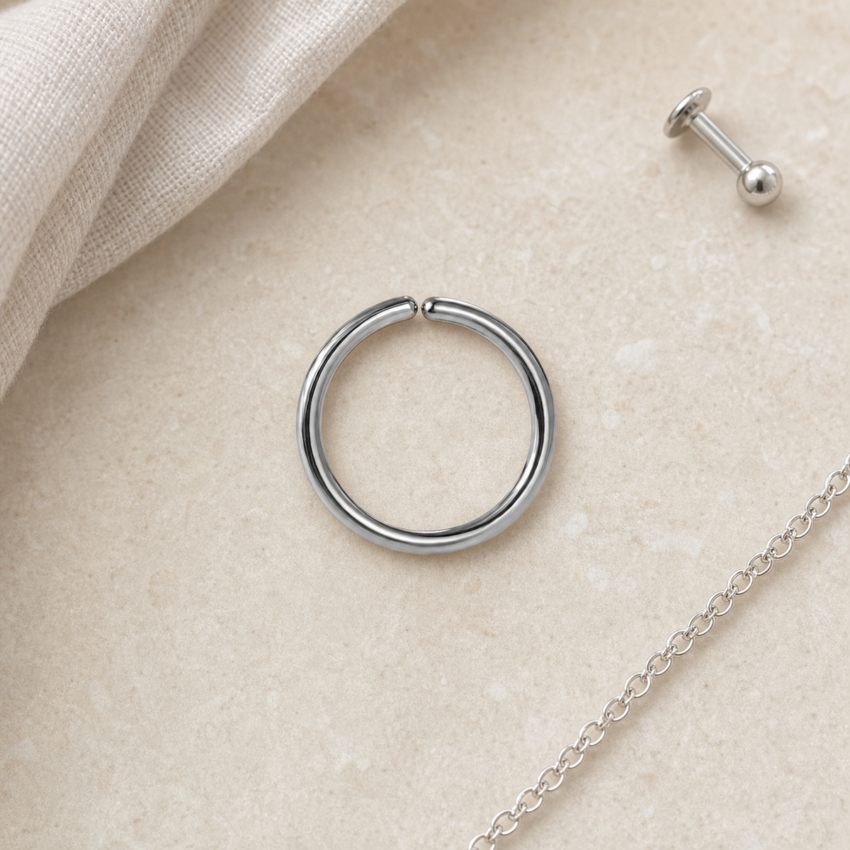 [TOPOSH-RECENT-REPAIR-20260715:TP-HOP-RD-SIL-20G8-PLN-004:06] TP-HOP-RD-SIL-20G8-PLN-004 | 06_accessory_flatlay
