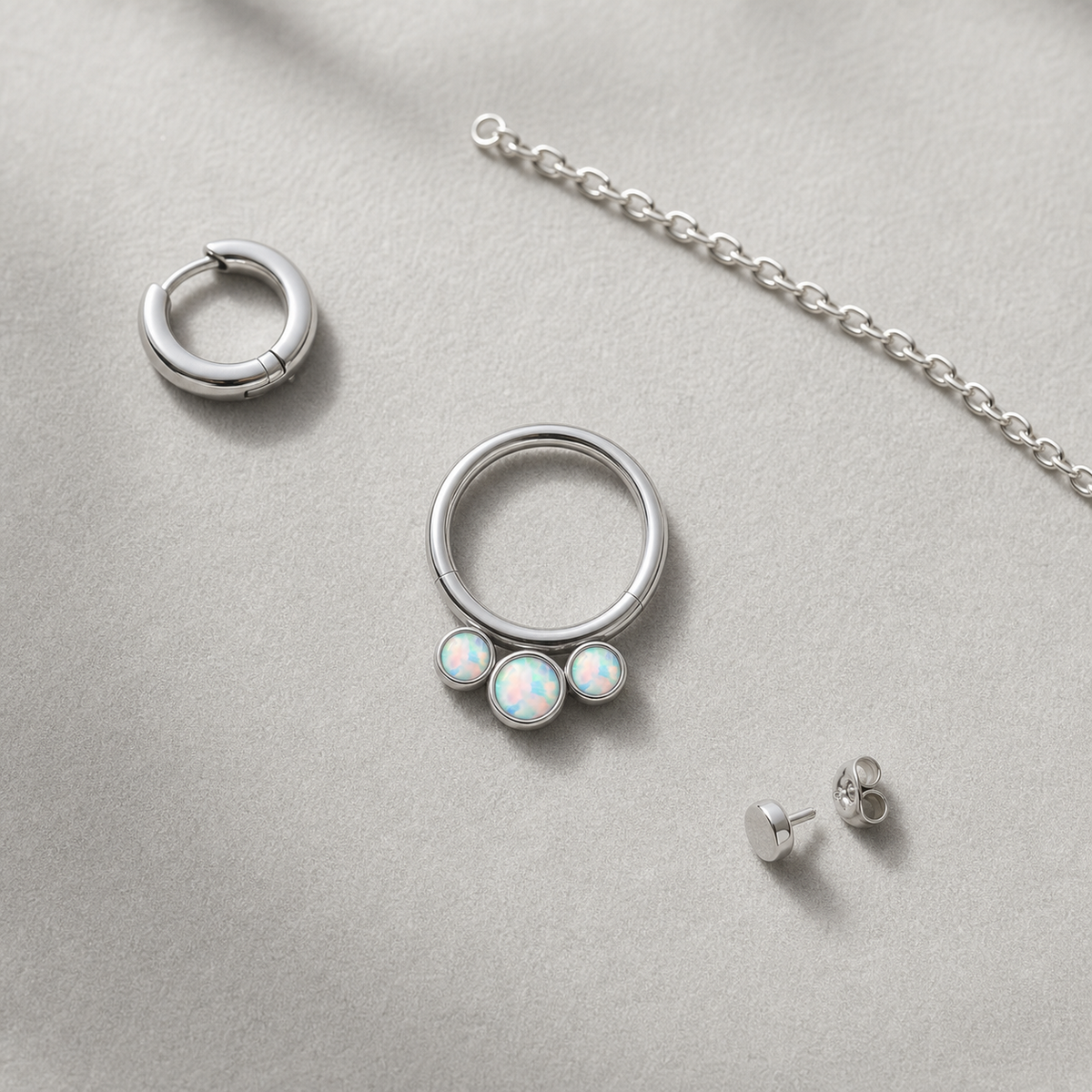[TOPOSH-NEW-ISSUE-20260715-B01:TP-SR-SIL-16G8-OP17-001:06] TP-SR-SIL-16G8-OP17-001 | 06_accessory_flatlay